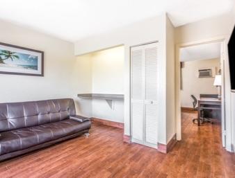 Econo Lodge Inn & Suites Florida City Room photo
