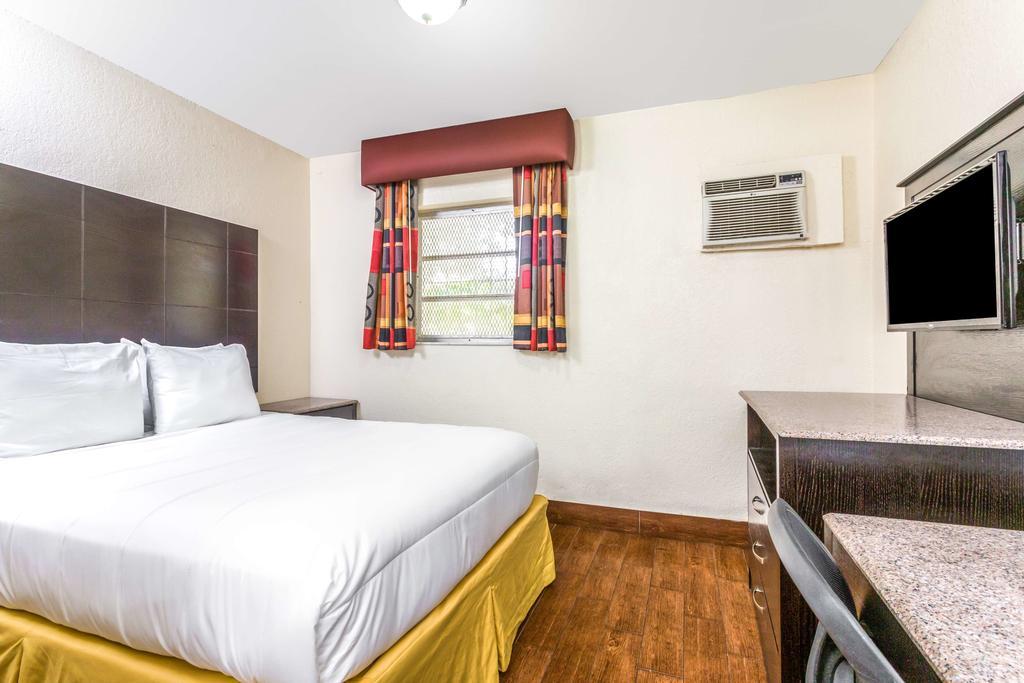 Econo Lodge Inn & Suites Florida City Exterior photo