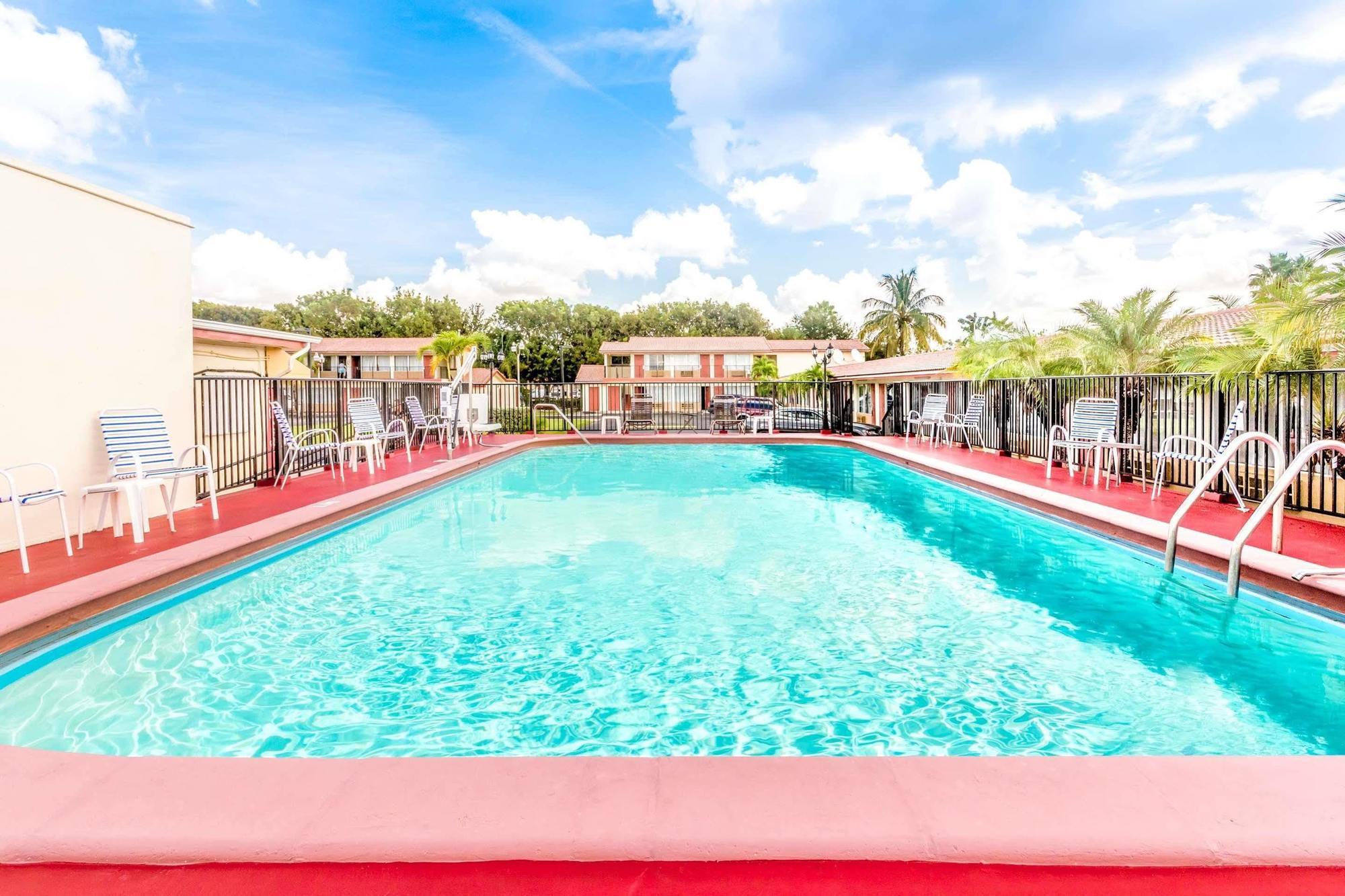 Econo Lodge Inn & Suites Florida City Exterior photo