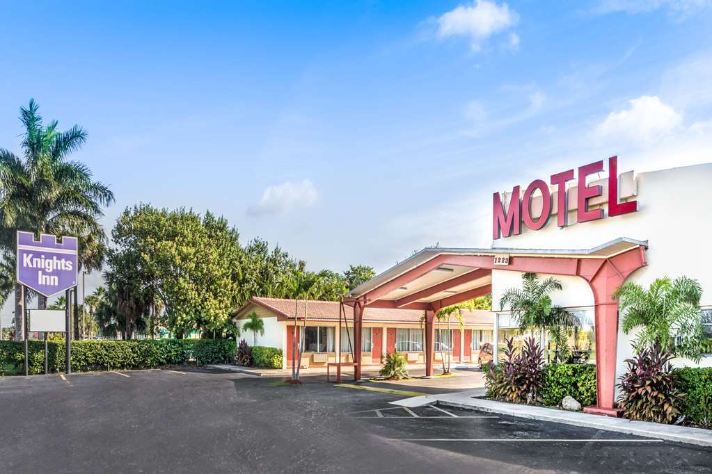 Econo Lodge Inn & Suites Florida City Exterior photo